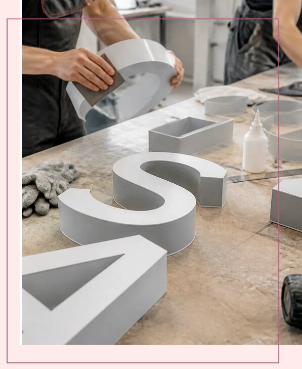 Изготовление букв из пластика для наружной рекламы в Зеленодольске
